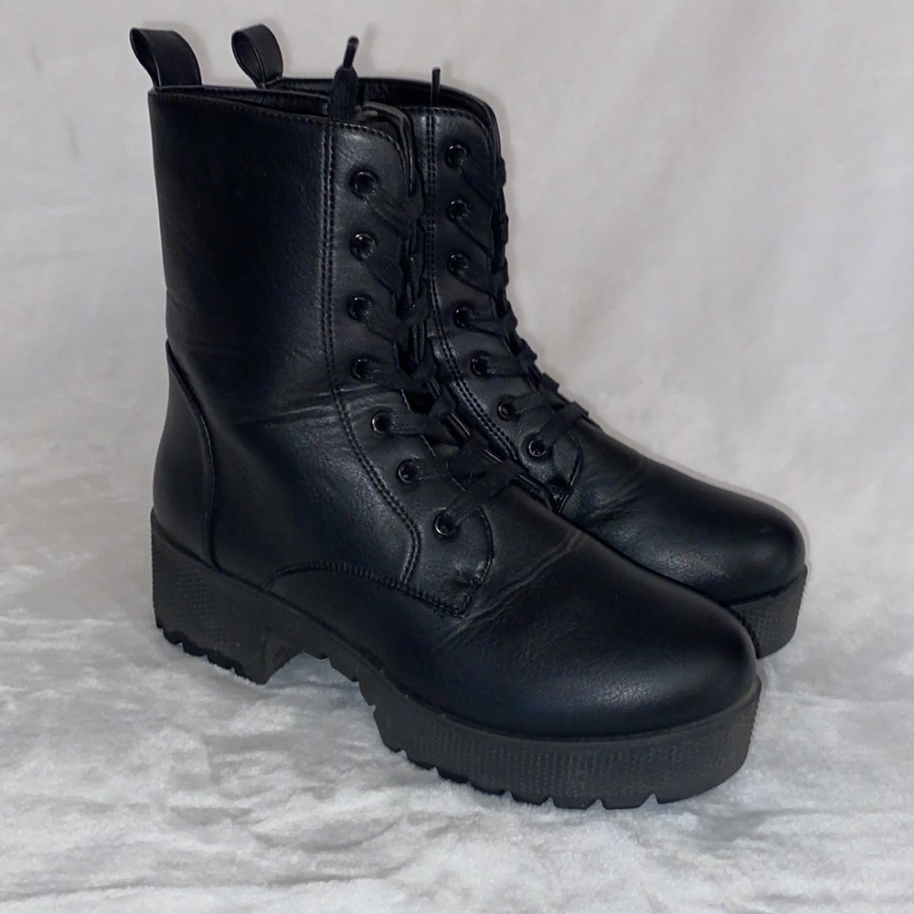 Women’s Chinese Laundry Combat Boots, size 8.5M